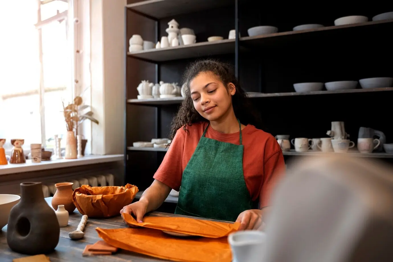Halbnahe Aufnahme einer Frau mit Geschenkpapier.