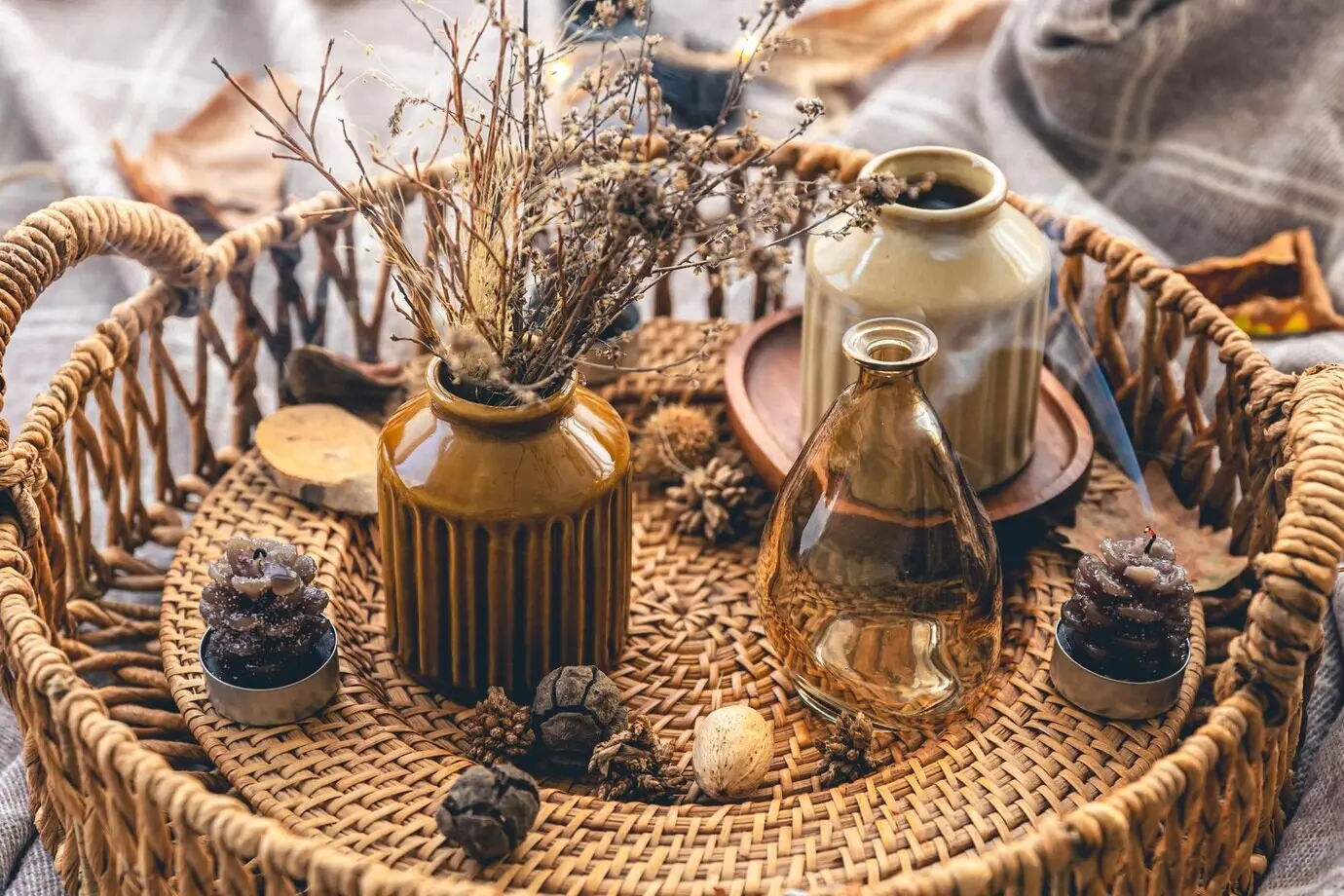 Gemütliche Herbstkomposition mit dekorativen Details und Kerzen